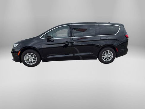 Used 2025 Chrysler Pacifica Select FWD image 2