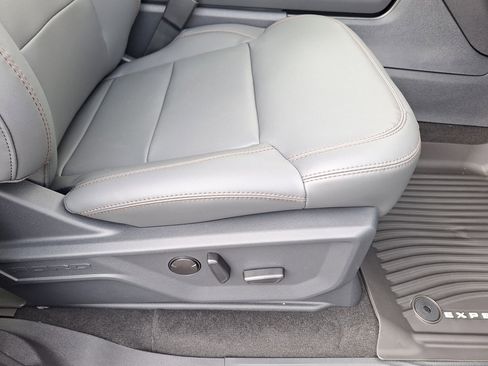 New 2025 Ford Expedition Active image 18