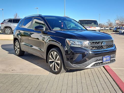 Certified 2023 Volkswagen Taos SE image 4