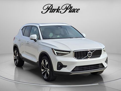 Used 2025 Volvo XC40 B5 Plus w/ Protection Package Premier image 8