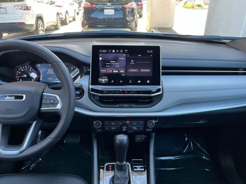 Used 2025 Jeep Compass Limited image 18