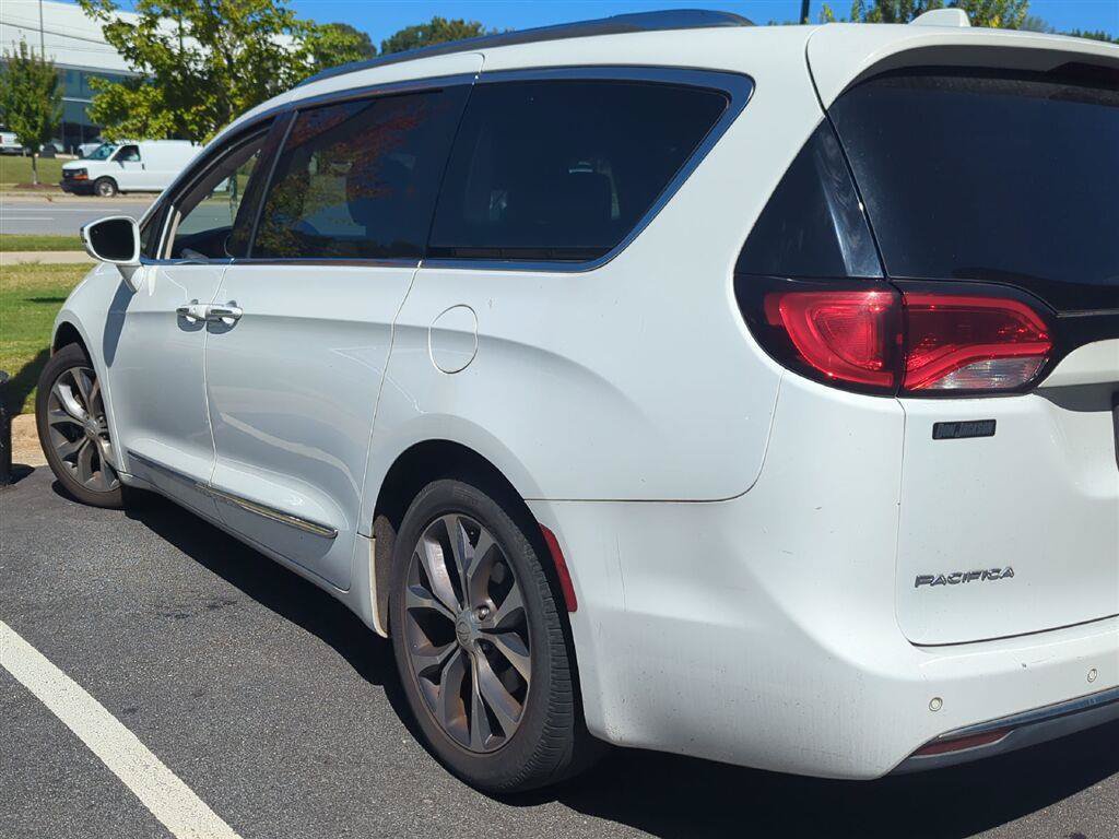 Used 2017 Chrysler Pacifica Limited FWD image 4