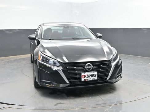 Used 2025 Nissan Altima 2.5 SV FWD image 4