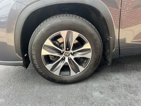 Used 2022 Toyota Highlander XLE image 10