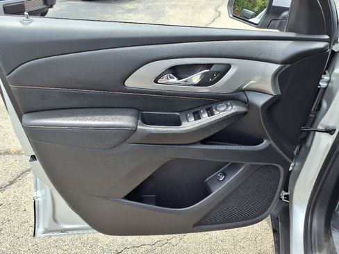 Used 2021 Chevrolet Traverse LT image 12
