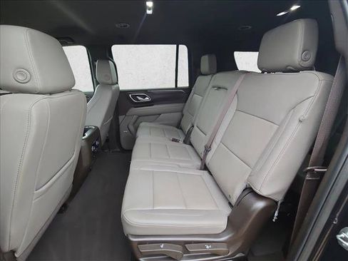 Used 2024 Chevrolet Suburban LT RWD image 18