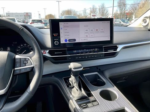 Used 2025 Toyota Sienna XLE w/ XLE Plus Package image 19