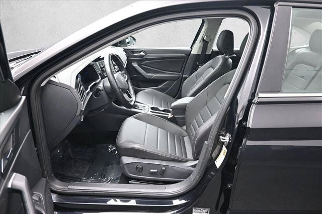Used 2024 Volkswagen Jetta SE FWD image 9