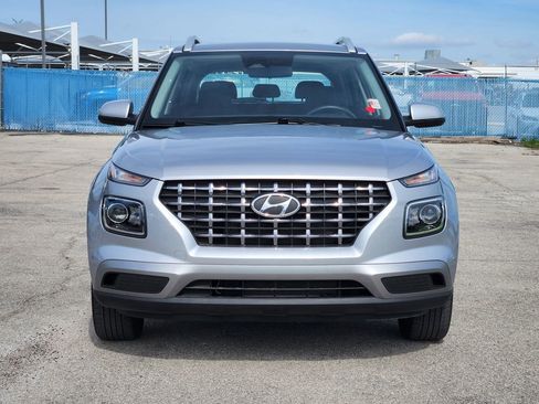 Used 2025 Hyundai Venue SEL FWD image 2