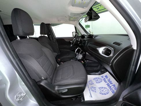 Used 2019 Jeep Renegade Latitude FWD image 28