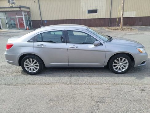 Used 2013 Chrysler 200 Touring w/ Cold Weather Group FWD image 4