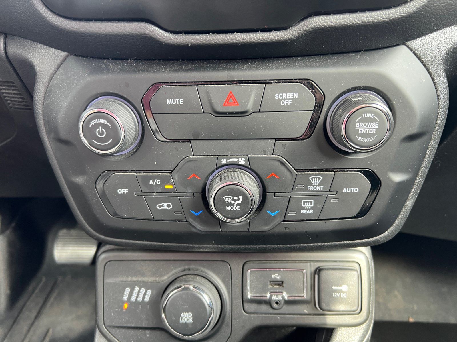 Used 2018 Jeep Renegade Latitude w/ Cold Weather Group AWD/4WD image 15