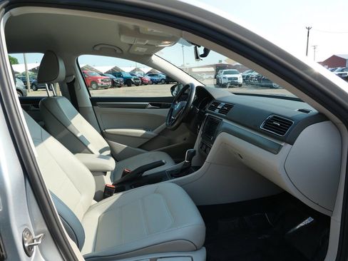 Used 2018 Volkswagen Passat 2.0T R-Line FWD image 11
