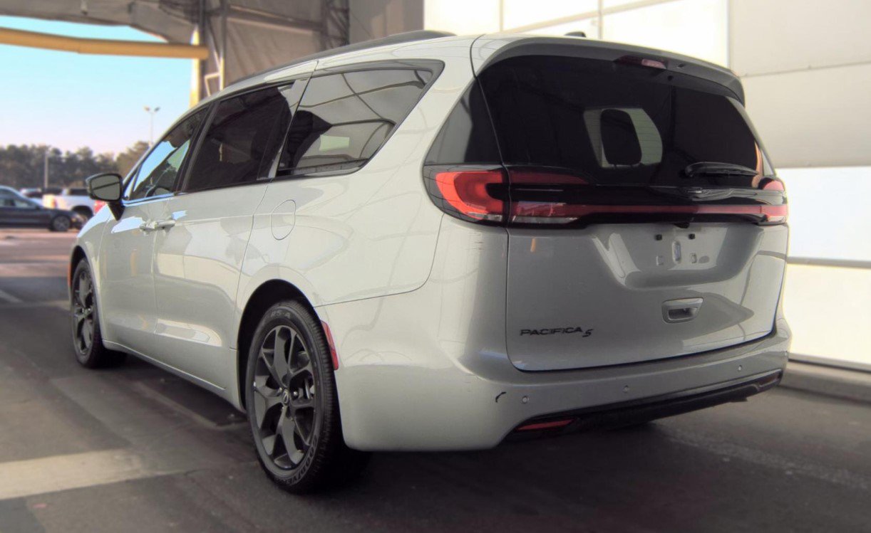 Used 2026 Chrysler Pacifica Select w/ S Appearance Package FWD image 6