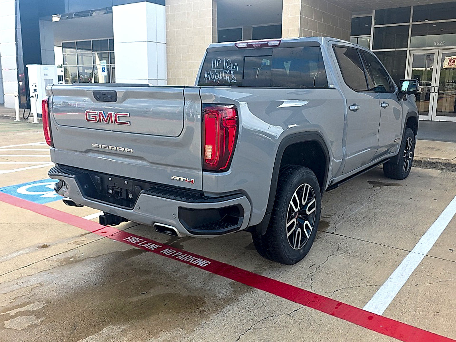 Used 2025 GMC Sierra 1500 AT4 w/ Technology Package AWD/4WD image 8