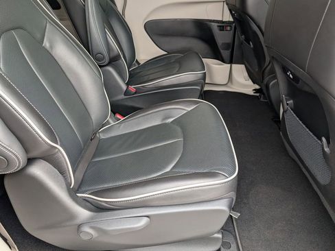 Used 2023 Chrysler Pacifica Limited image 42