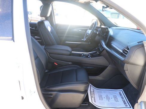 Used 2025 Chevrolet Traverse LT image 34