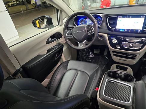 Used 2024 Chrysler Pacifica Touring-L image 35