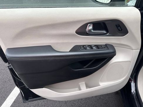 Used 2023 Chrysler Pacifica Touring-L FWD image 16