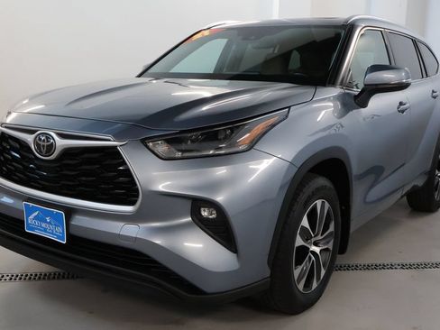 Used 2021 Toyota Highlander XLE AWD/4WD image 3