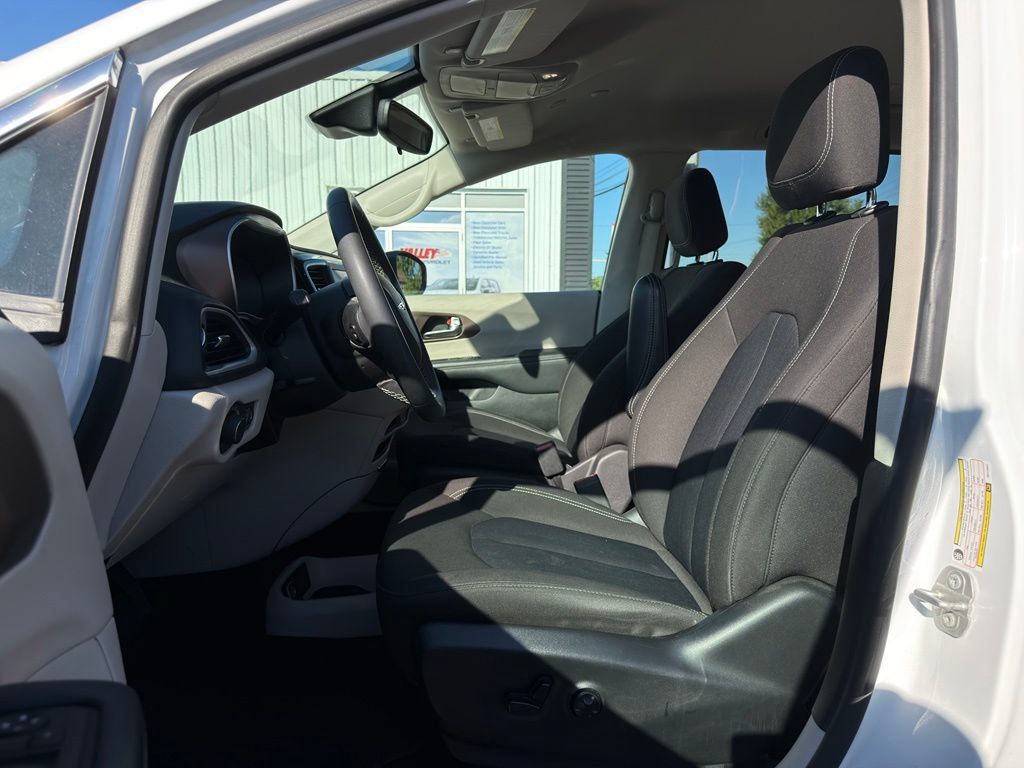 Used 2024 Chrysler Voyager LX FWD image 2
