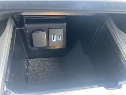 Used 2023 Ford Explorer XLT w/ Equipment Group 202A AWD/4WD image 31