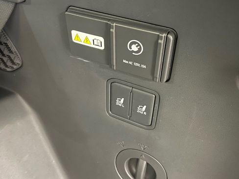 Used 2025 Kia EV9 Land w/ Towing Package image 38