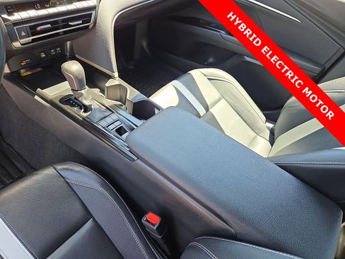 Used 2025 Toyota Camry SE FWD image 25