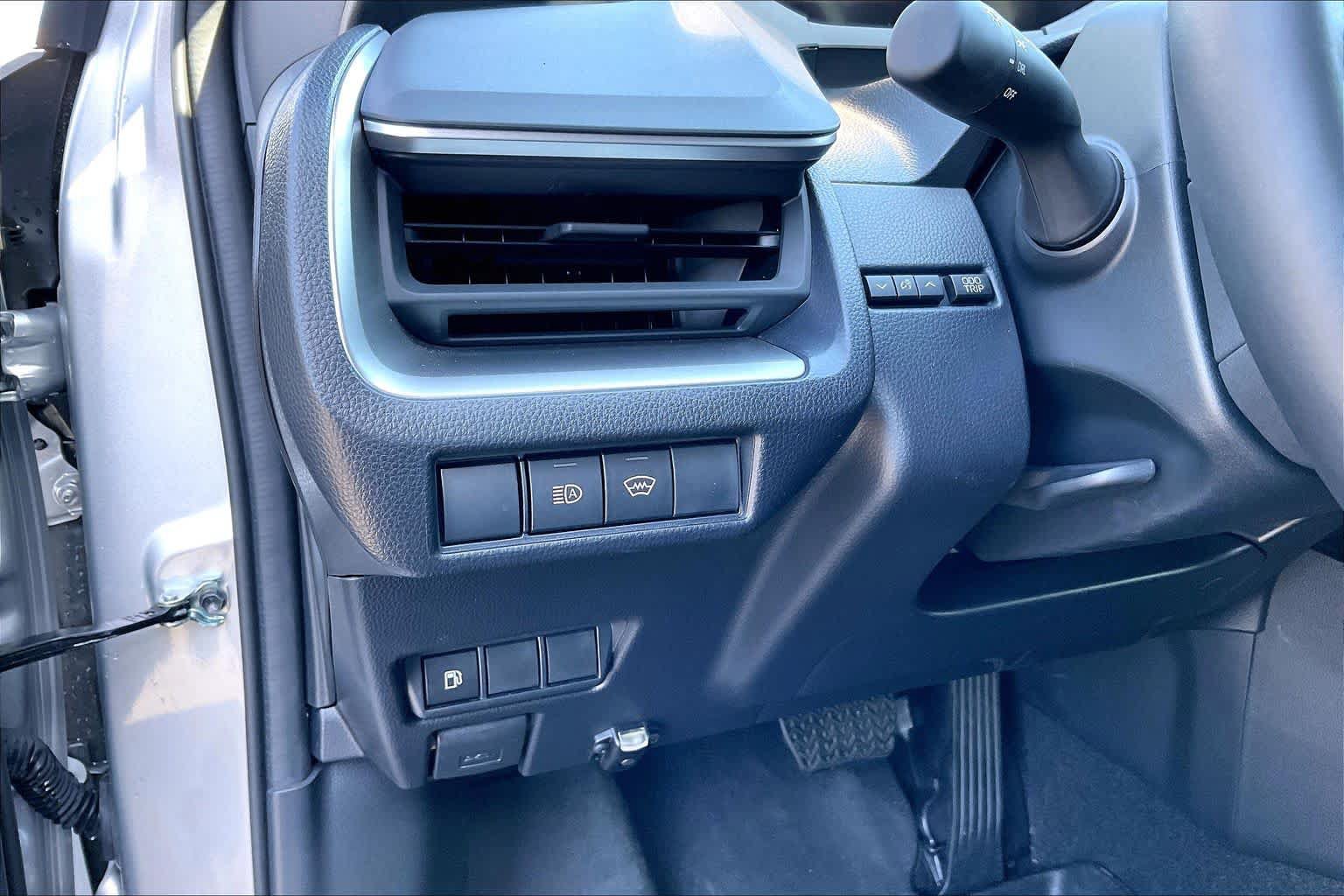 Certified 2025 Toyota Prius LE FWD image 35