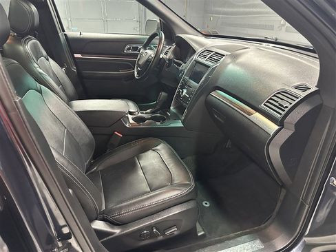 Used 2017 Ford Explorer Limited w/ Equipment Group 301A AWD/4WD image 8