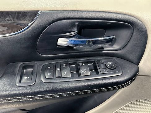 Used 2016 Chrysler Town & Country Touring w/ Driver Convenience Group FWD image 17