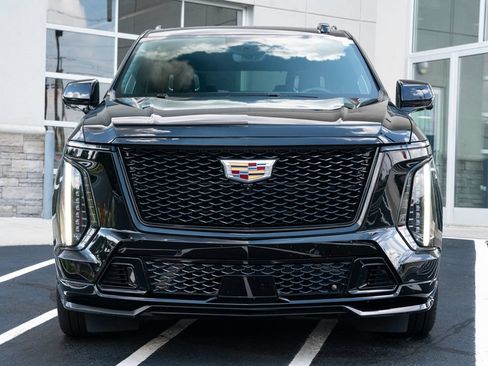 Used 2025 Cadillac Escalade ESV V AWD/4WD image 4