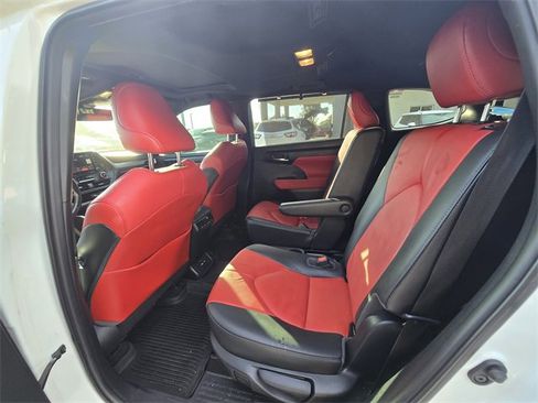 Used 2021 Toyota Highlander XSE image 7