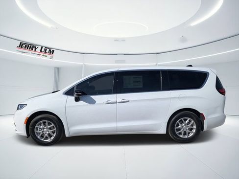 New 2026 Chrysler Pacifica Select image 6