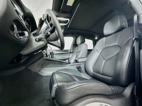 Certified 2026 Porsche Macan AWD/4WD image 5