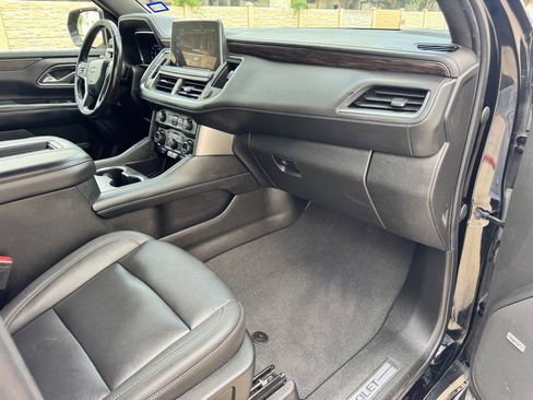 Used 2022 Chevrolet Suburban LT w/ Luxury Package RWD image 22