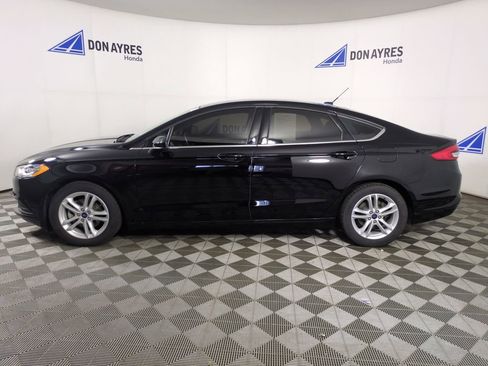 Used 2018 Ford Fusion SE w/ Fusion SE Technology Package FWD image 2
