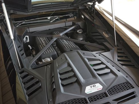 Used 2021 Lamborghini Huracan EVO RWD image 21