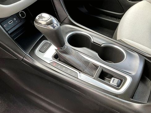 Used 2020 Chevrolet Equinox LT image 18