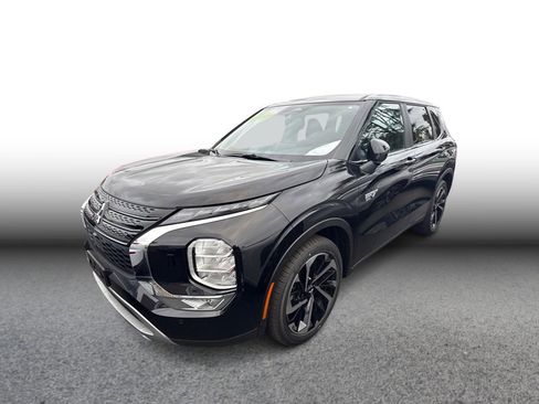 Used 2025 Mitsubishi Outlander SE image 1