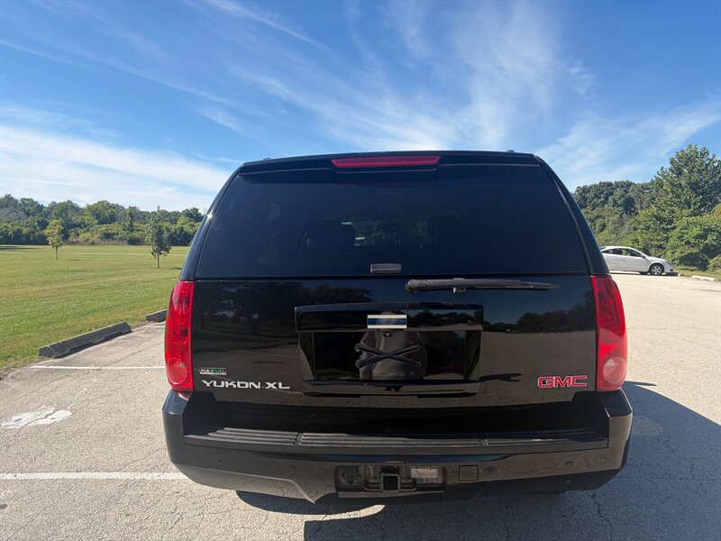 Used 2011 GMC Yukon XL SLT w/ SLT-2 Equipment Package AWD/4WD image 4