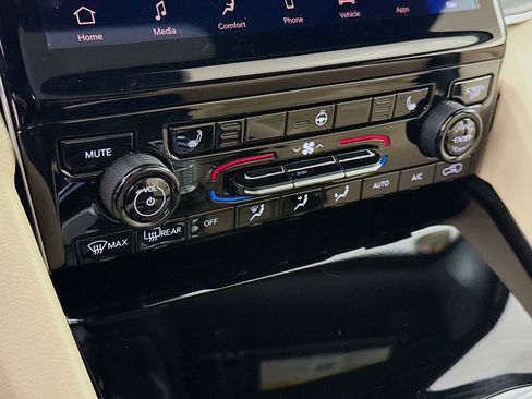 Used 2025 Jeep Grand Cherokee Limited image 8