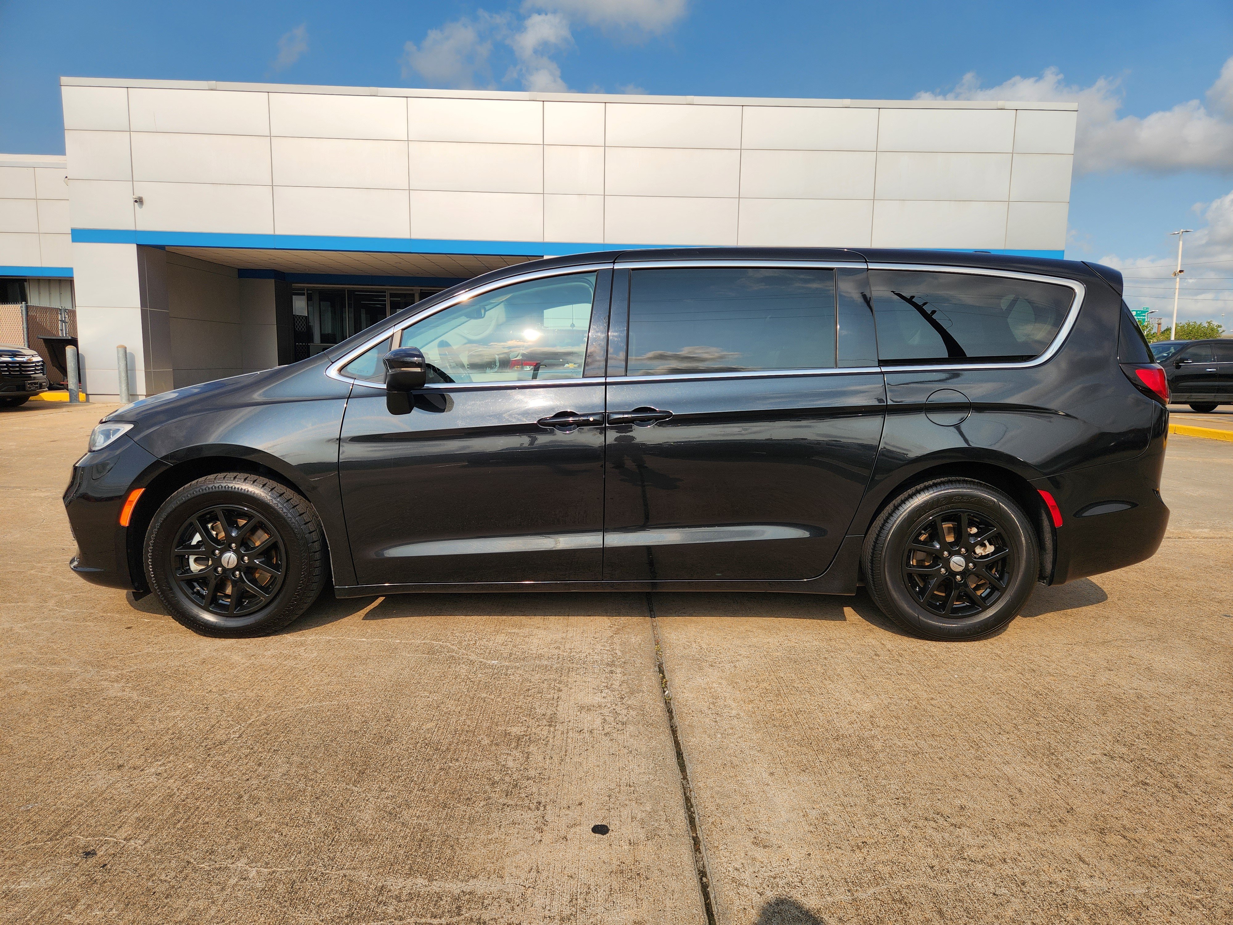 Used 2023 Chrysler Pacifica Touring-L FWD image 5
