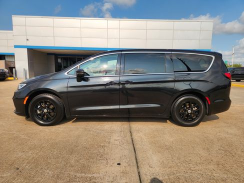 Used 2023 Chrysler Pacifica Touring-L FWD image 5