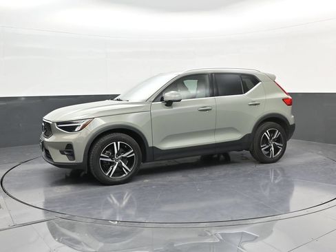 Used 2023 Volvo XC40 B5 Plus AWD/4WD image 4
