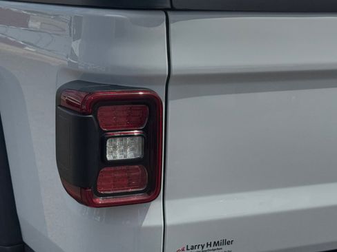 Used 2024 Jeep Gladiator Rubicon w/ Convenience Group AWD/4WD image 30