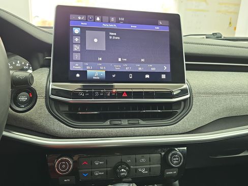 Used 2023 Jeep Compass Latitude image 19