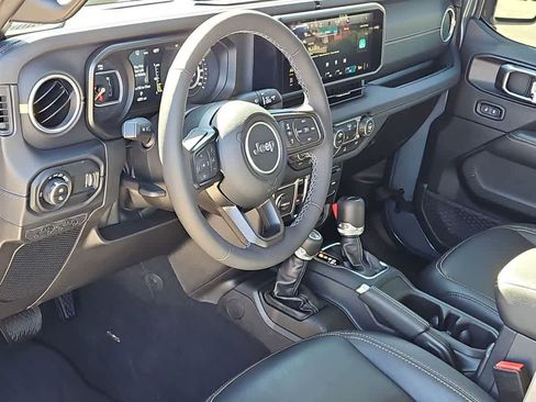 Used 2025 Jeep Gladiator Sport image 10