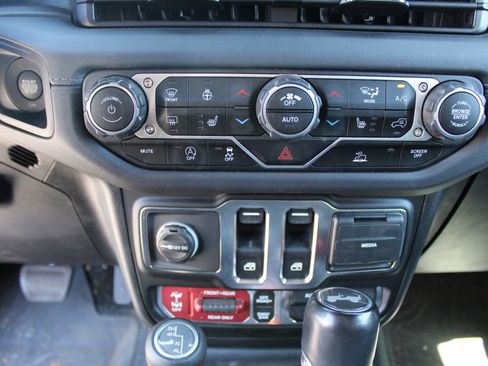 Used 2024 Jeep Wrangler Rubicon w/ Convenience Group AWD/4WD image 19