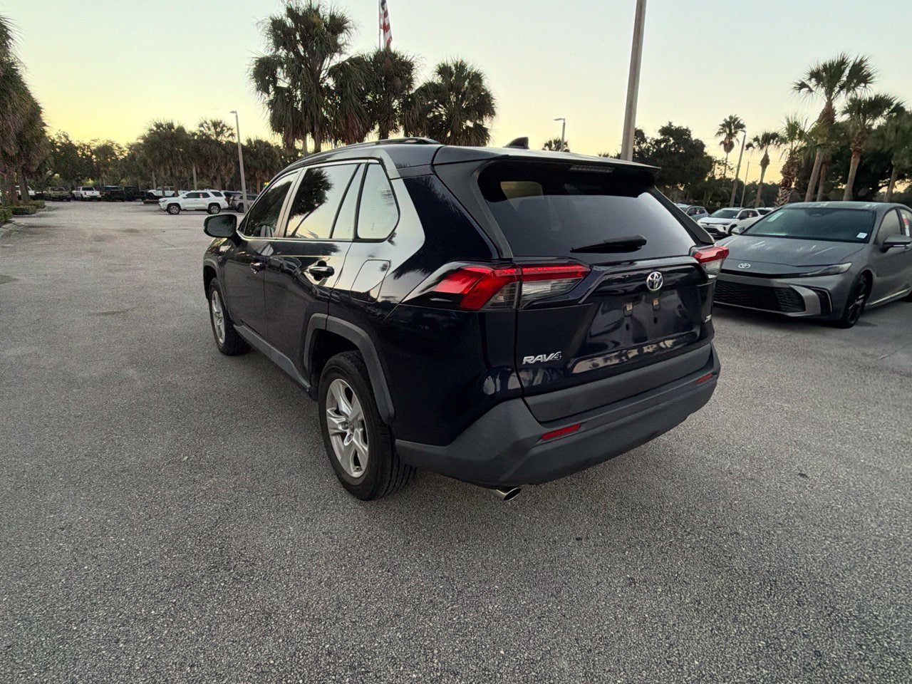 Used 2019 Toyota RAV4 XLE FWD image 3